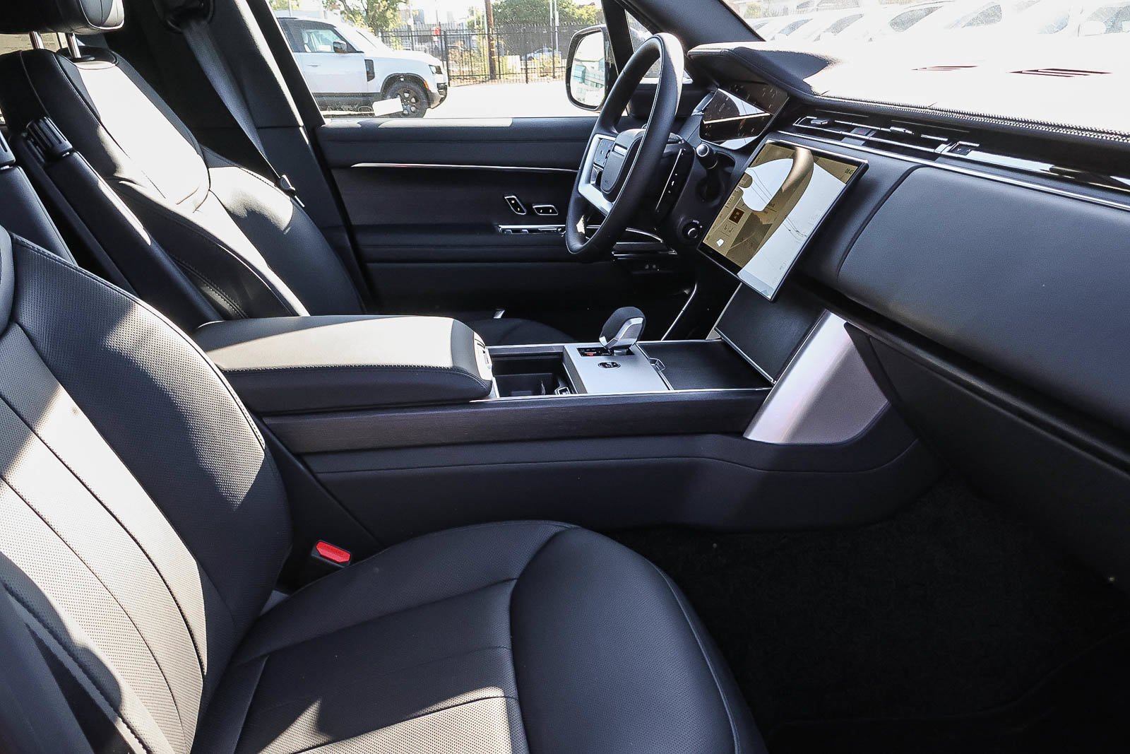 New 2026 Eiger Grey Land Rover SE image 13