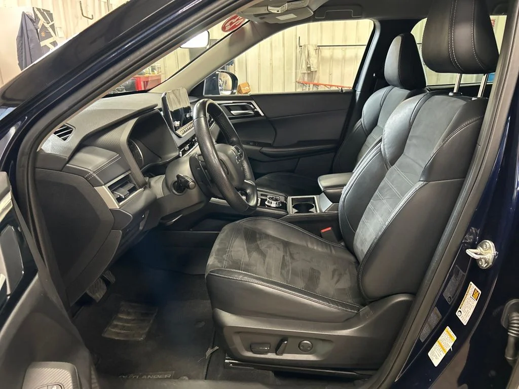 Used 2023  Mitsubishi SE image 12