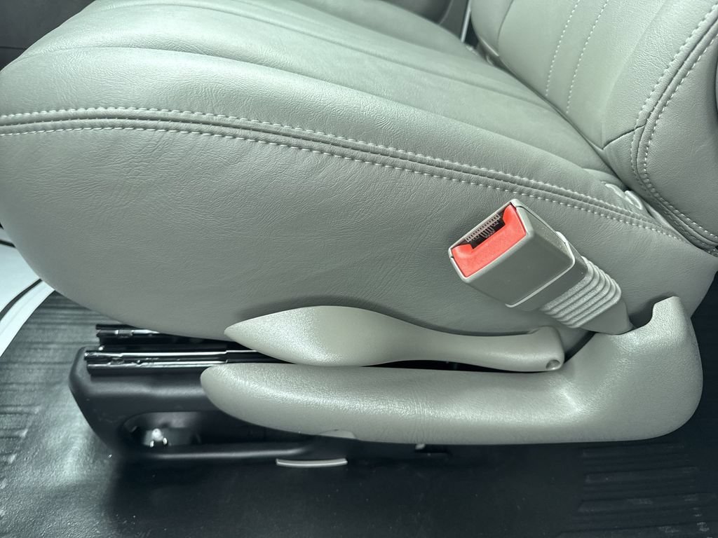 New 2025 Summit White GMC Work Van image 18