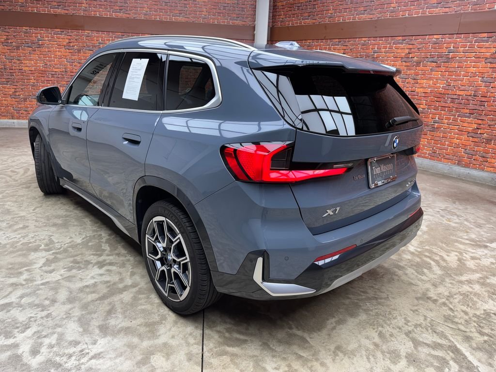 Certified Used 2025  BMW xDrive28i image 2