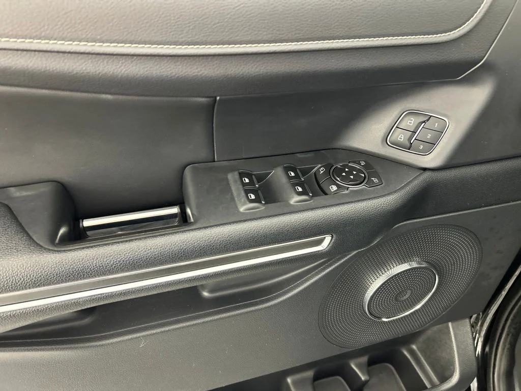 Used 2022 Black Ford XLT image 12