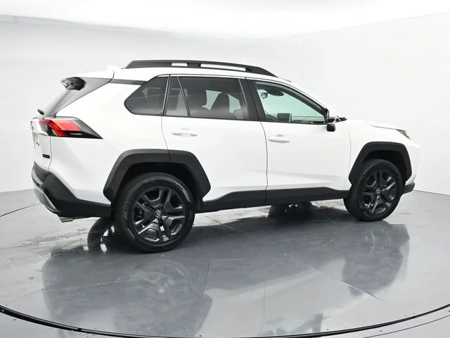Used 2024  Toyota Adventure image 9