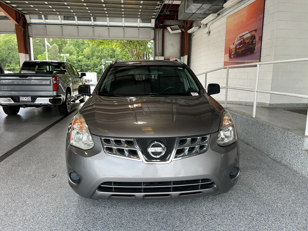 Used 2014  Nissan S image 2