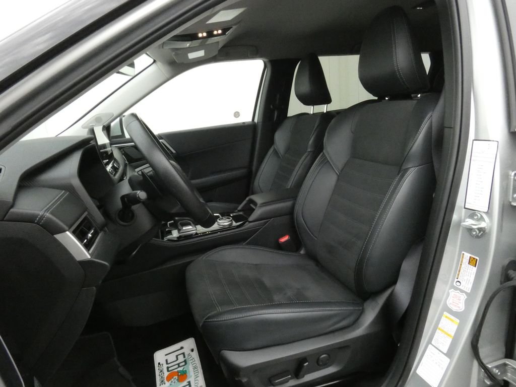 Used 2025 Silver Mitsubishi SE image 9