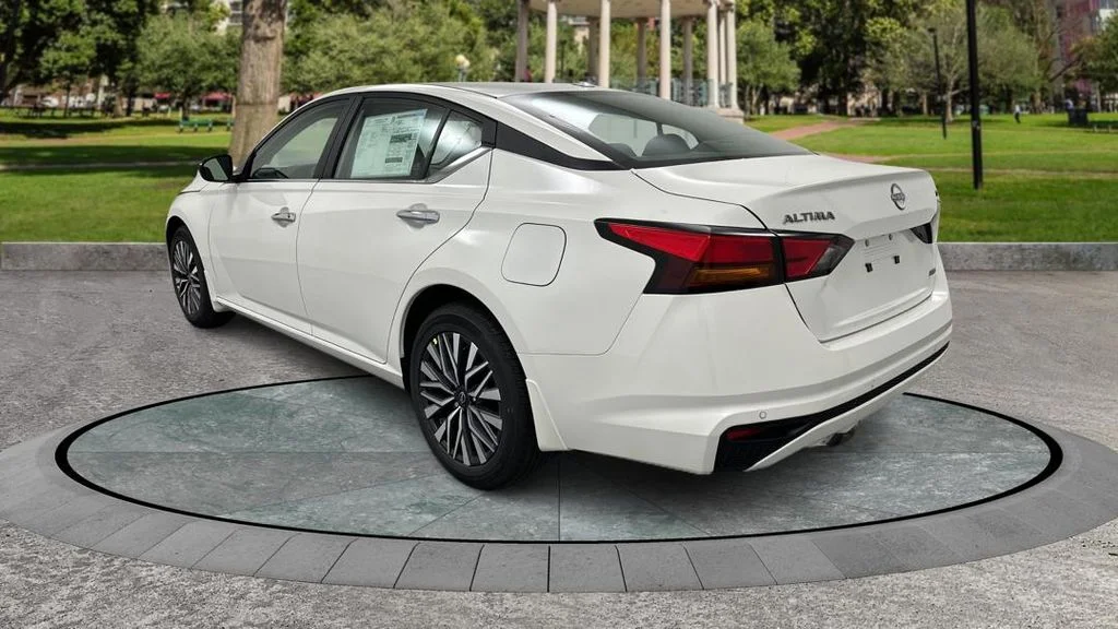 Used 2024 White Nissan 2.5 SV image 7