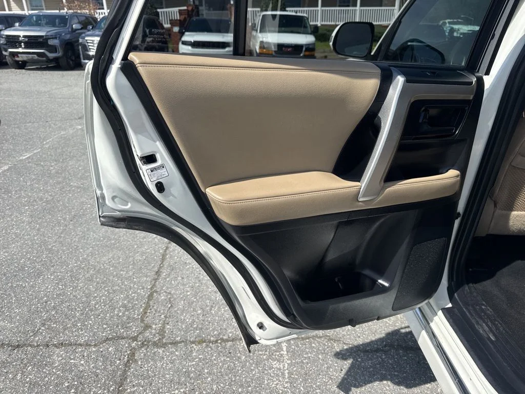 Used 2010 White Toyota SR5 image 26