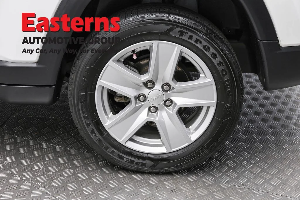 Used 2022 White Jeep Latitude image 8