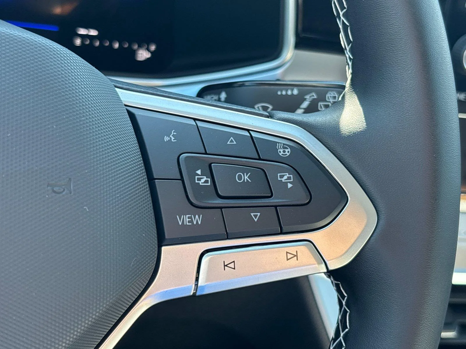 New 2027 Monument Gray Volkswagen SE image 19