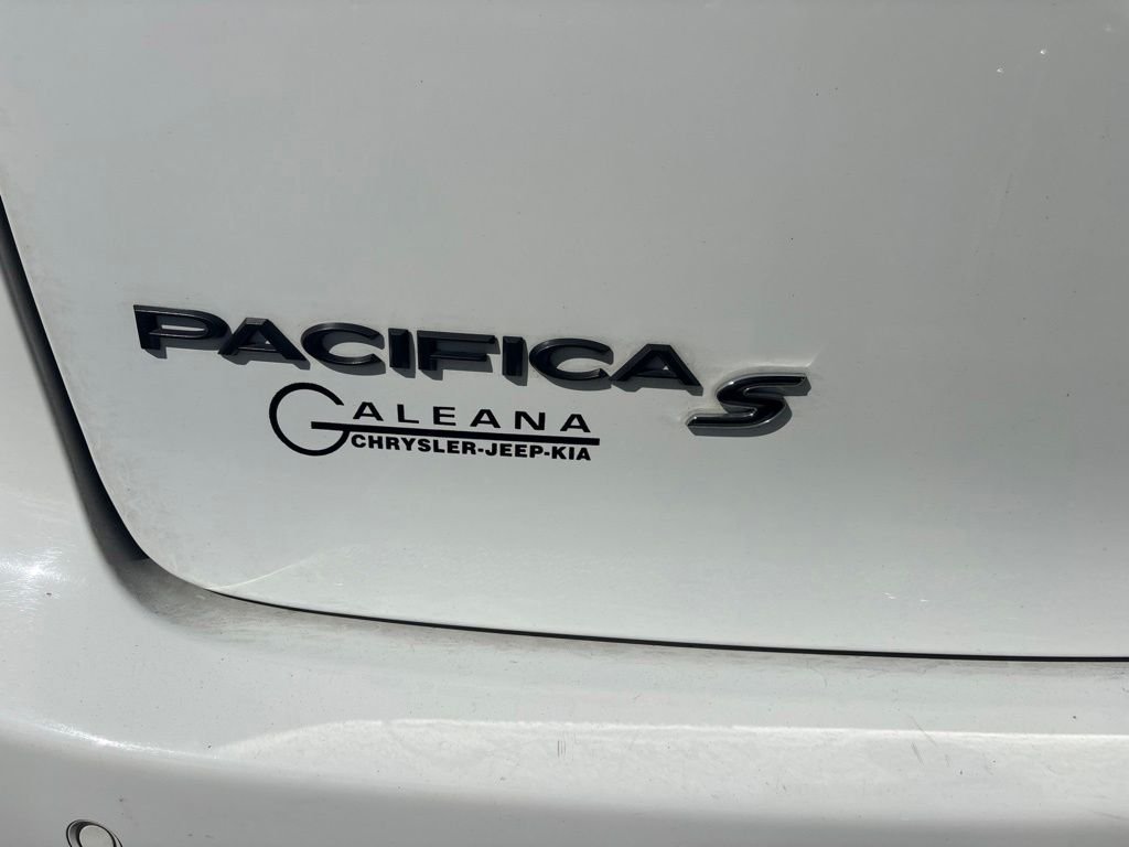 Used 2022 White Chrysler Limited image 5
