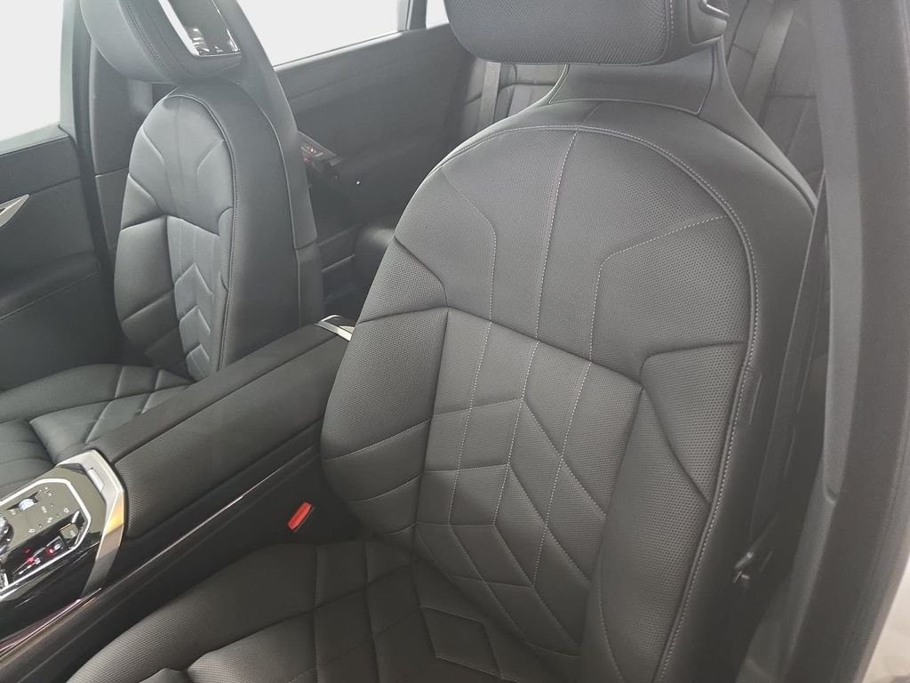 New 2026 Alpine White BMW 760i xDrive image 9