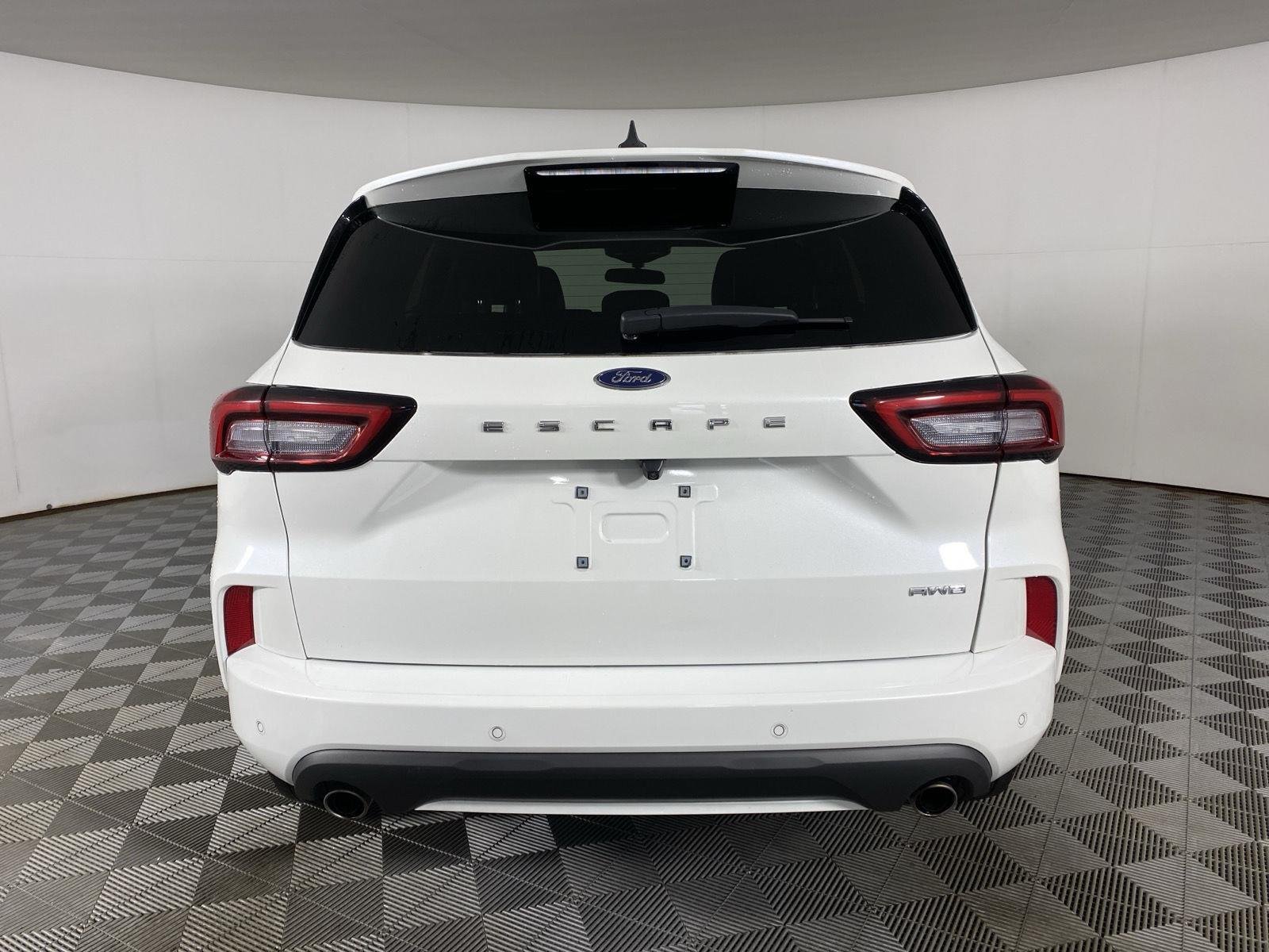 Used 2023 Star White Metallic Tri-Coat Ford ST-Line image 6