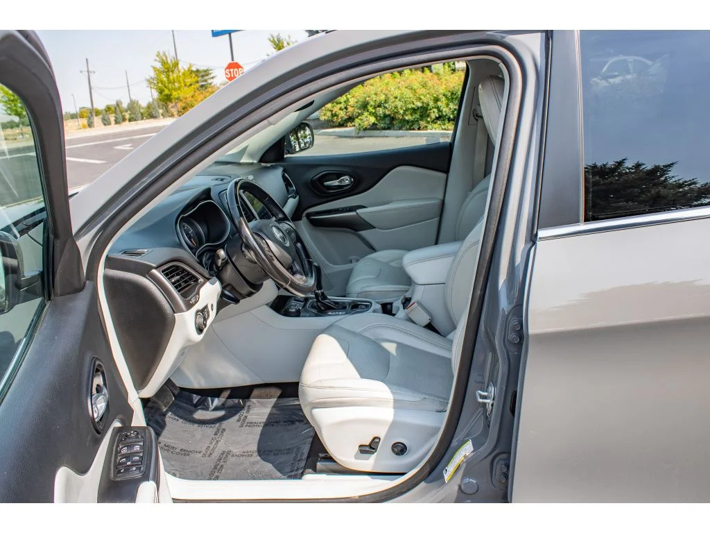 Used 2021 Sting-Gray Clearcoat Jeep Latitude Lux image 28