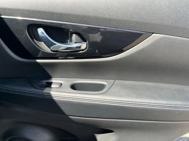 Used 2019 White Nissan SL image 23