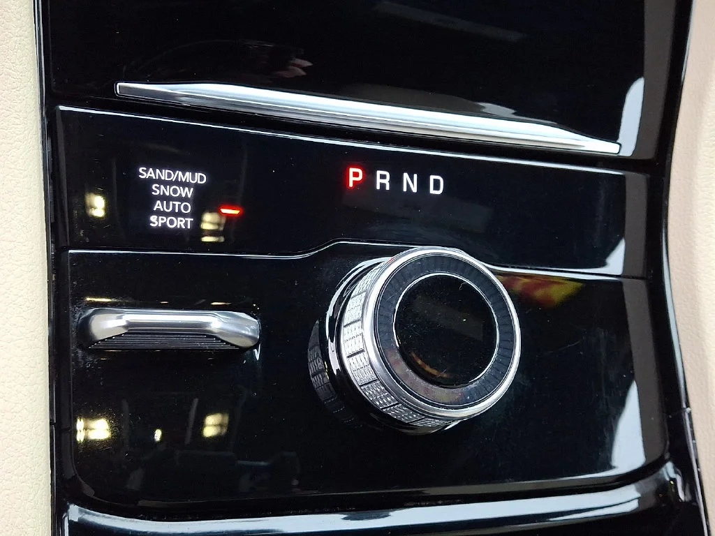Used 2023 Diamond Black Crystal Pearlcoat Jeep Limited image 22