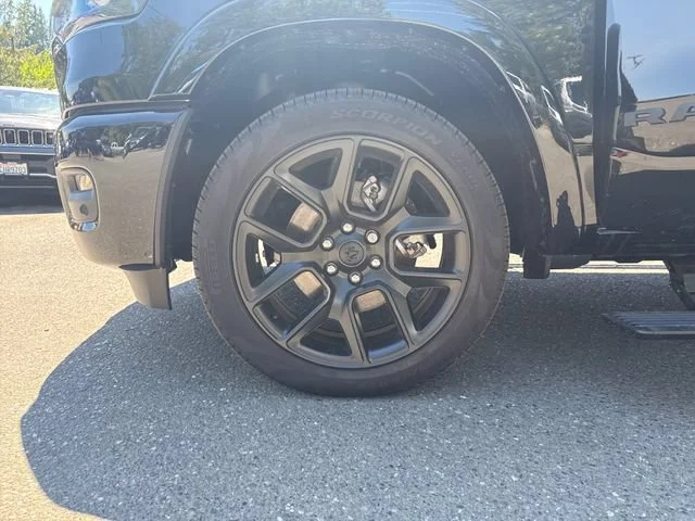 New 2026 Diamond Black Crystal Pearl-Coat Exterior Paint RAM Laramie image 27
