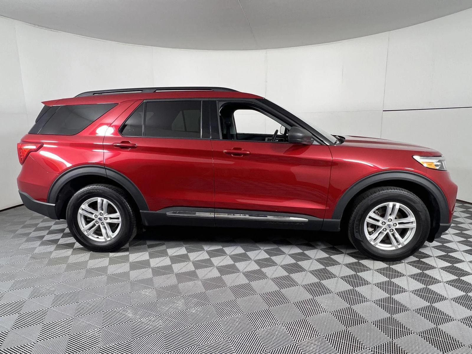 Used 2022 Rapid Red Metallic Tinted Clearcoat Ford XLT image 11