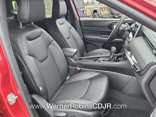 New 2026 Red Hot Pearl-Coat Exterior Paint Jeep Latitude image 16