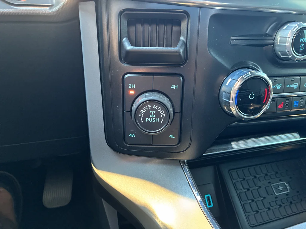 Used 2024 Agate Black Metallic Ford LARIAT image 27