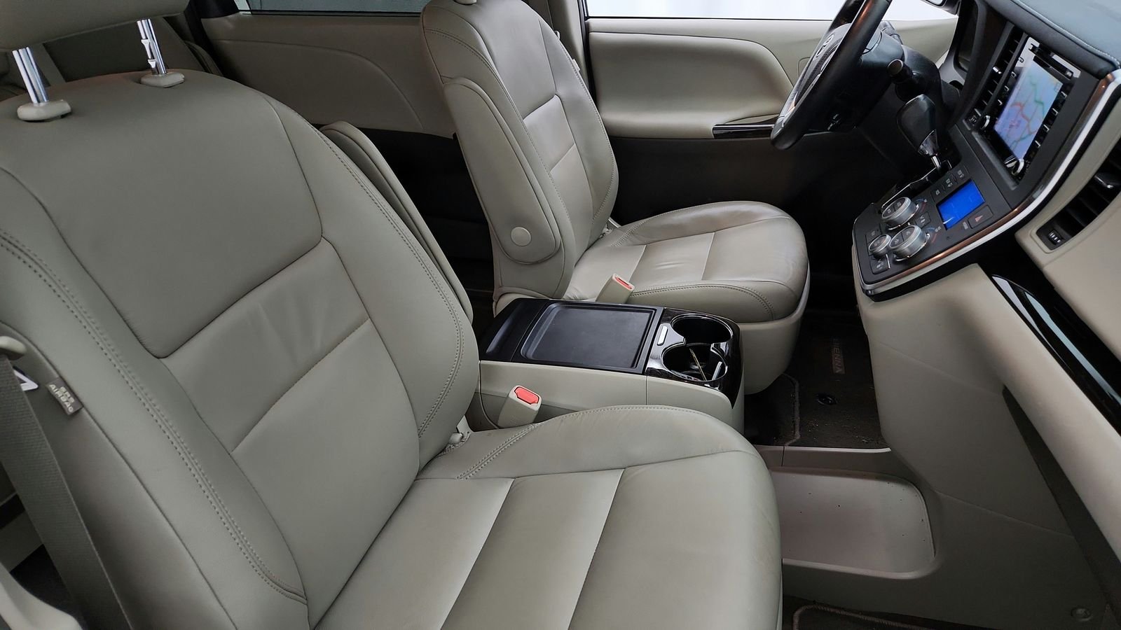 Used 2019 Beige Toyota XLE Premium image 42