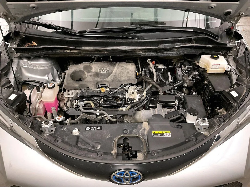 Used 2021 Silver Toyota XLE image 14