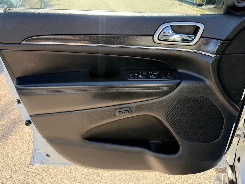 Used 2018 White Jeep Limited image 22