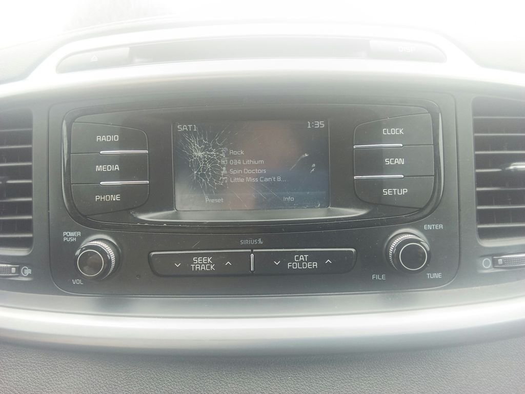 Used 2018 Silver Kia L image 26