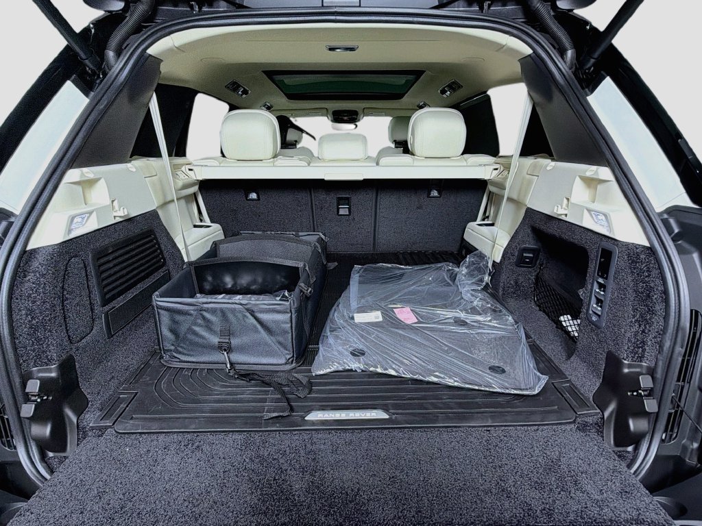 New 2027 Fuji White Land Rover SE image 28