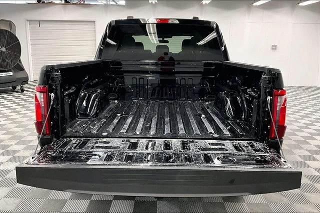 Used 2025 Agate Black Metallic Ford XLT image 31