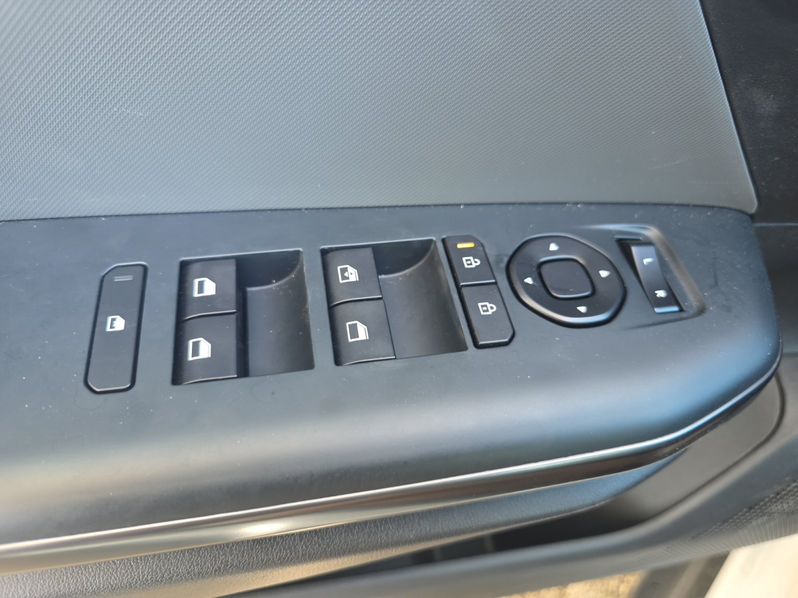Certified Used 2025 Snow White Pearl Kia LX image 26
