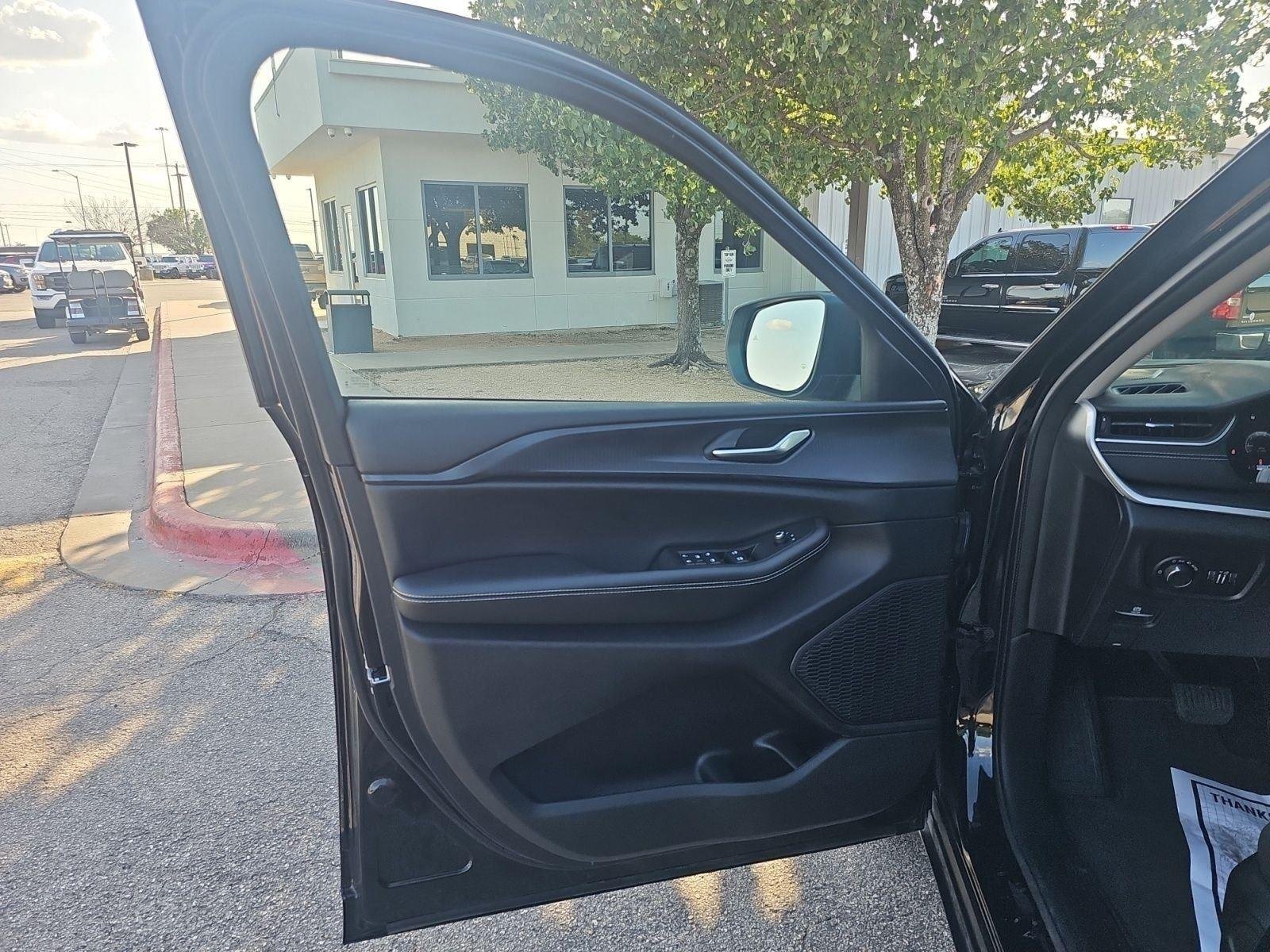 Used 2023 Diamond Black Crystal Pearlcoat Jeep Laredo image 12