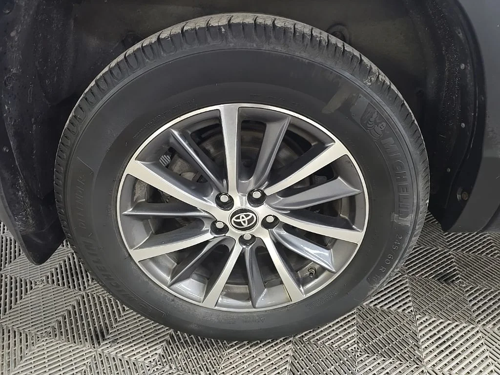 Used 2019 Silver Toyota XLE image 14