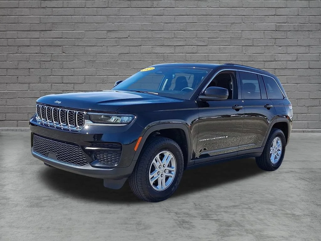 Used 2023 Diamond Black Crystal Pearlcoat Jeep Laredo image 6