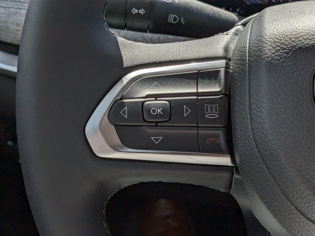 New 2025 White Jeep North - - 4X4 - Heated seats - Forward Collision Warning & More! image 16