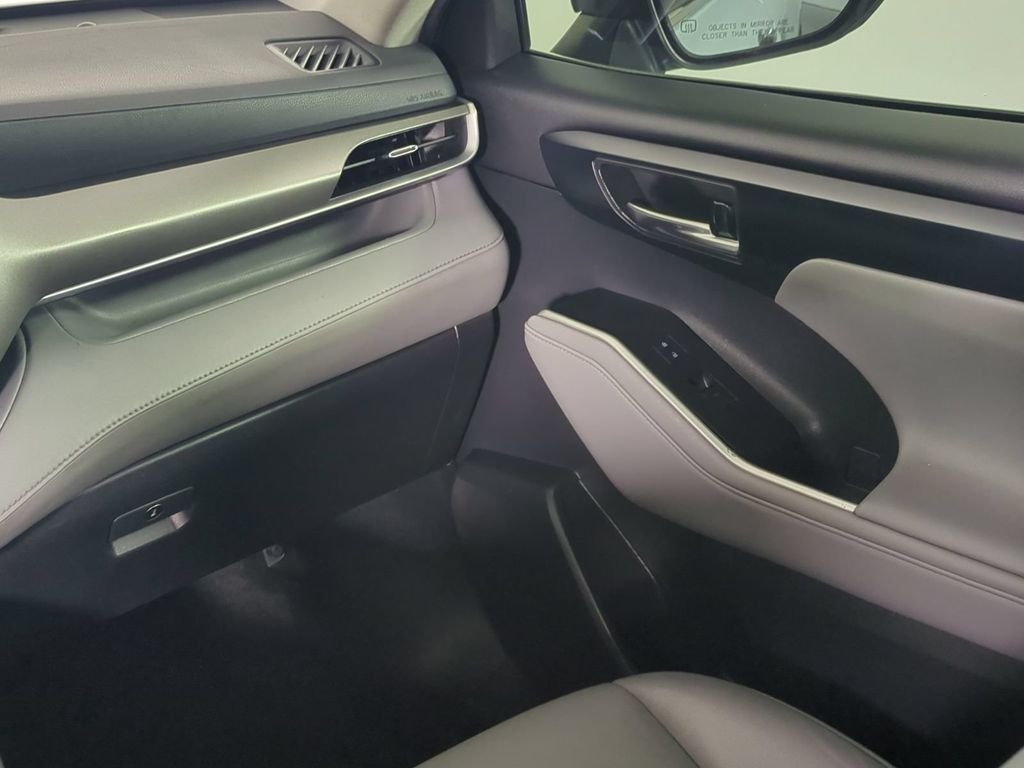 2021 Toyota Highlander XLE - Photo 21