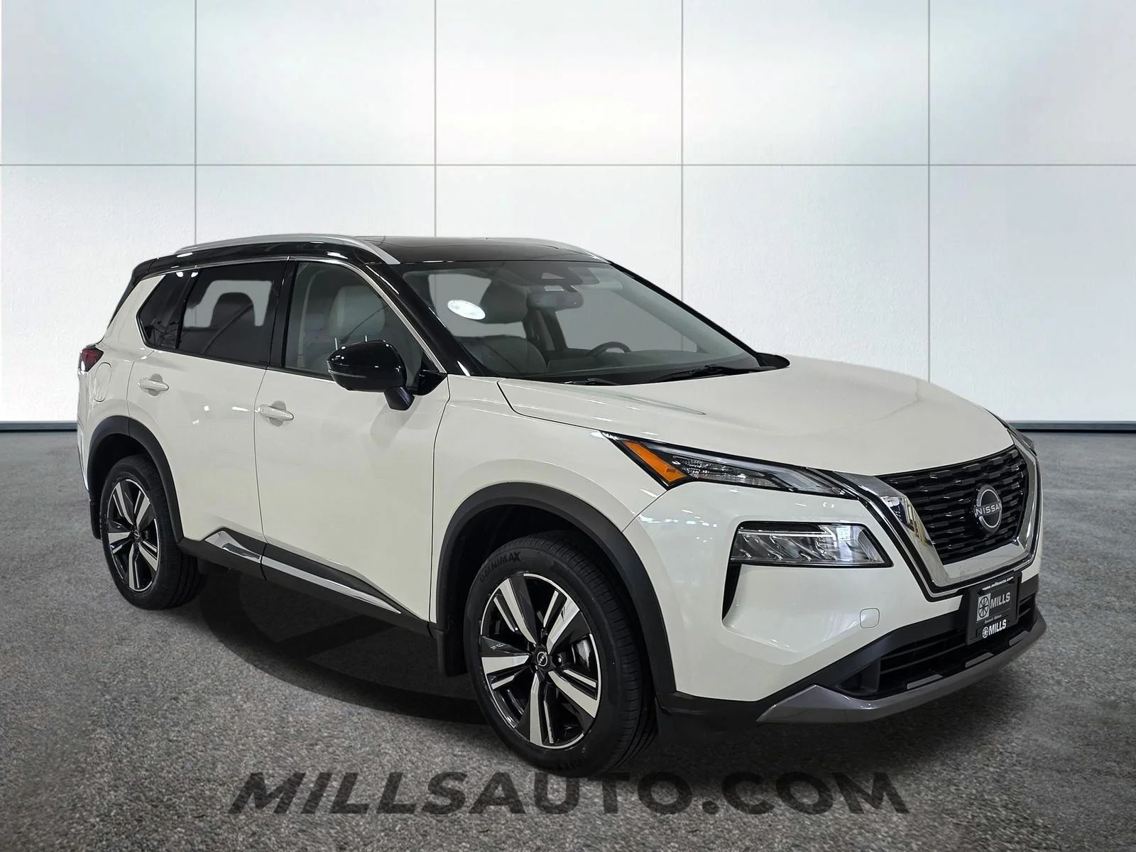 Used 2023 White Nissan SL image 10