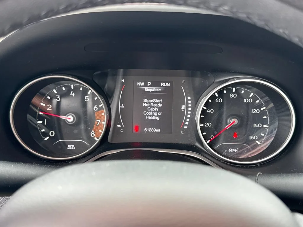 Used 2021  Jeep Altitude image 10
