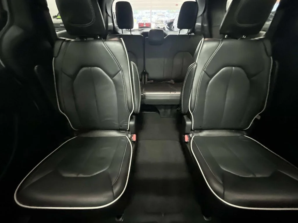 Used 2025 Bright White Clearcoat Chrysler Limited FWD 1 OWNER 3.6L image 30