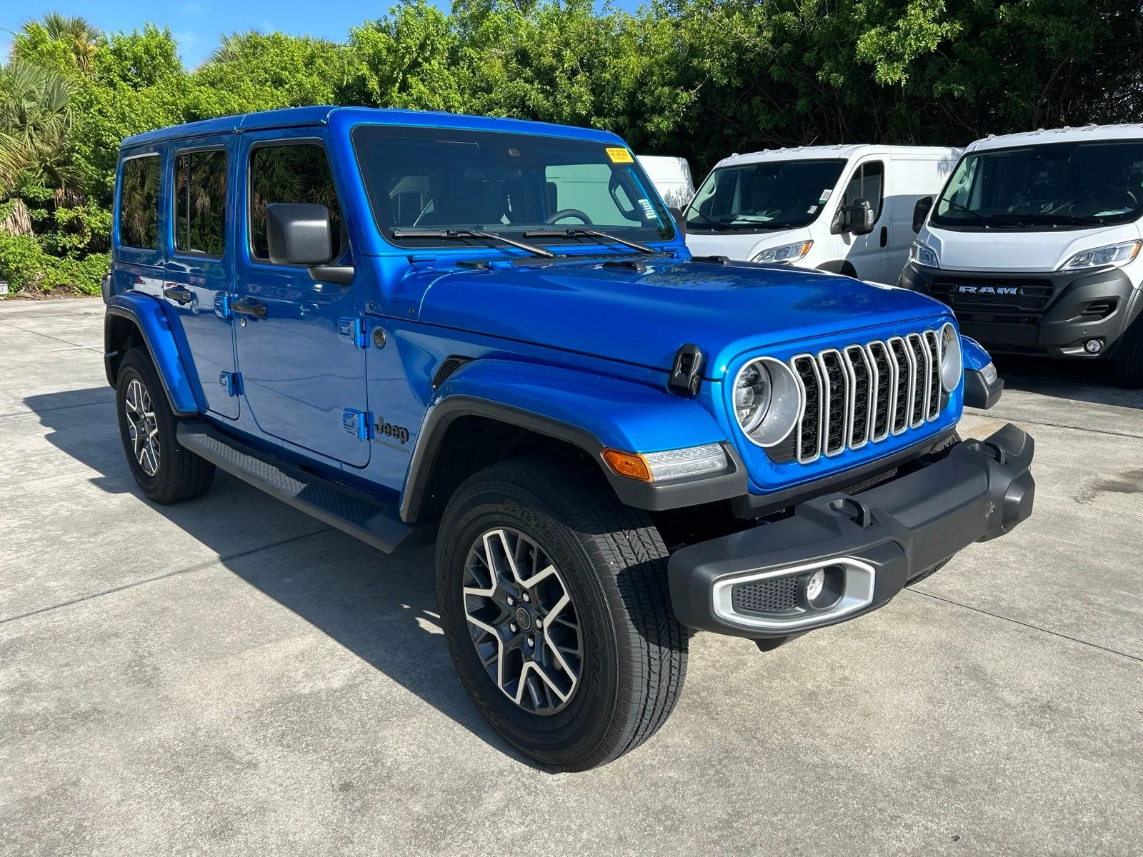 Used 2025 Blue Pearl Jeep Sahara image 7
