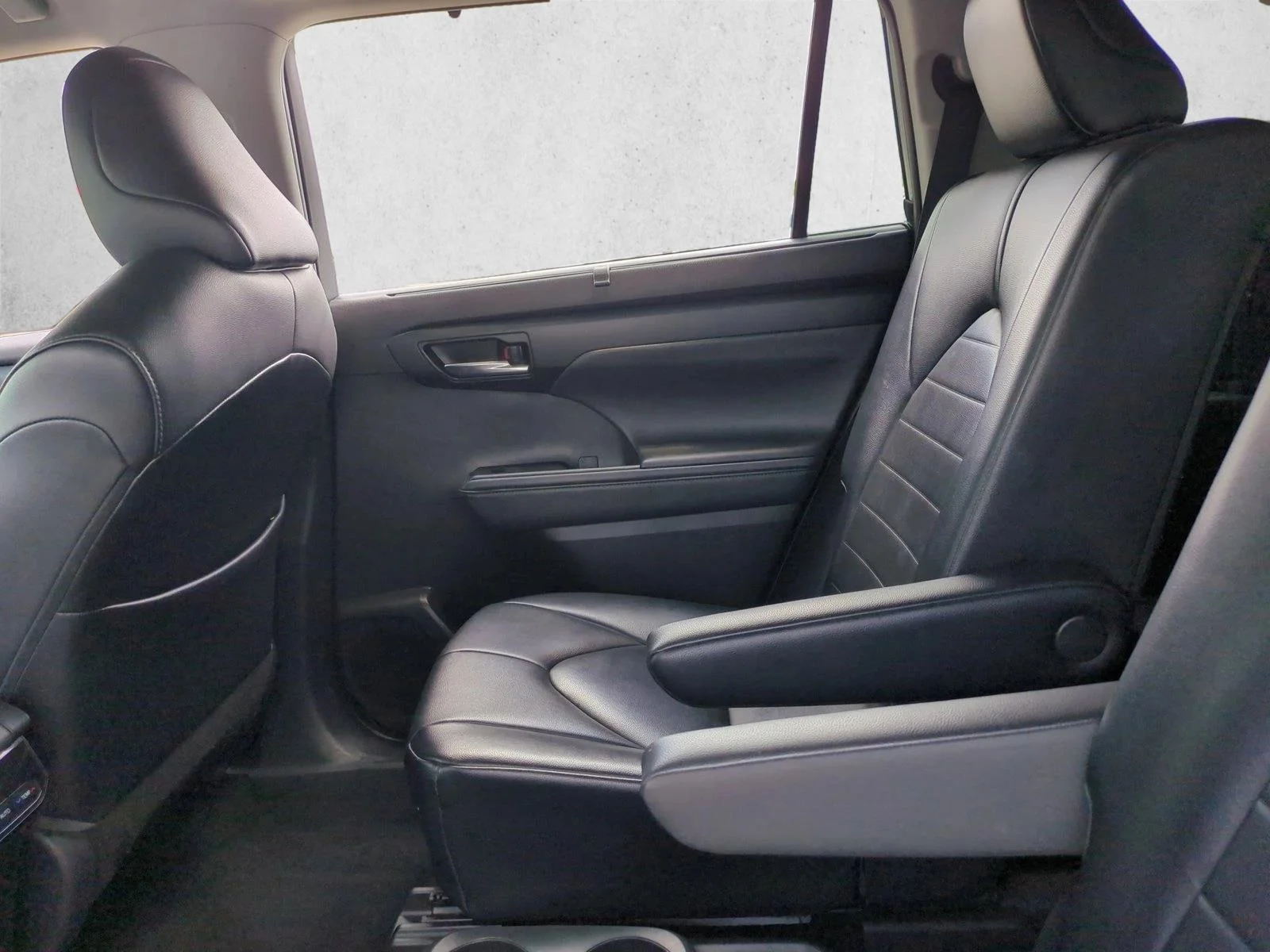 Used 2020 Celestial Silver Metallic Toyota XLE image 18