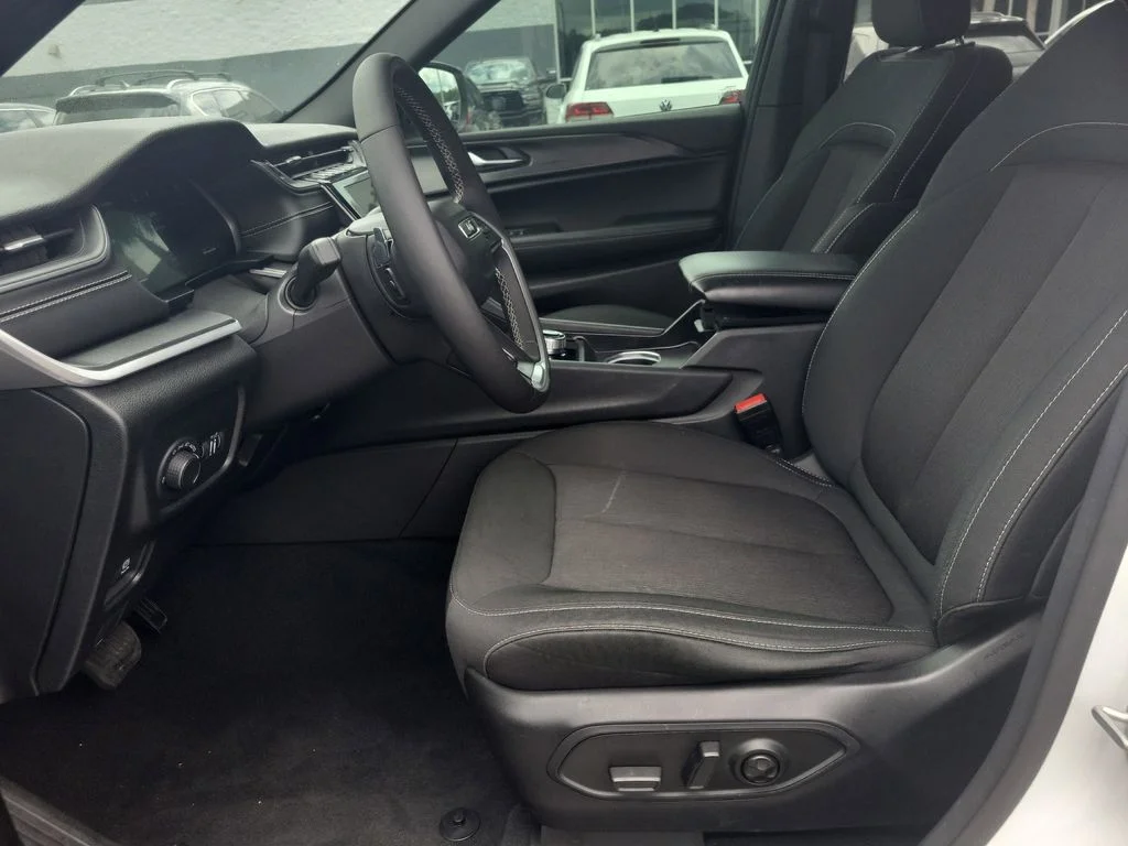 Used 2025 White Jeep Laredo image 15