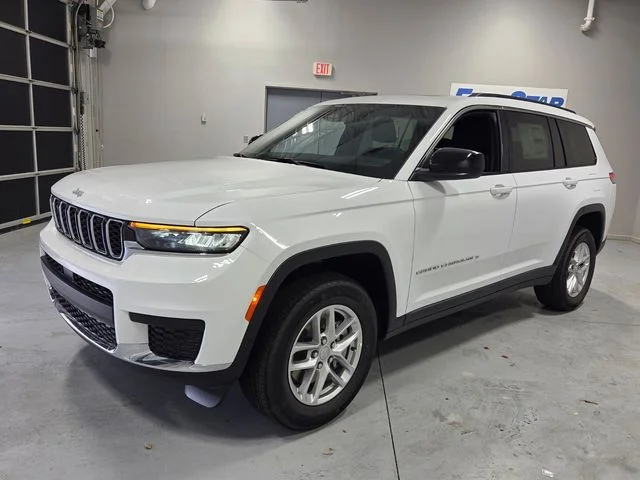 New 2026 Bright White Clear-Coat Exterior Paint Jeep Laredo X image 3