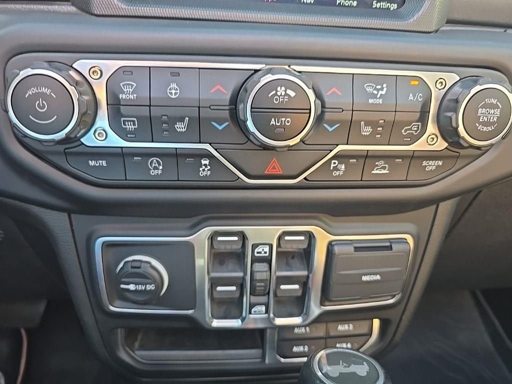 Used 2023 White Jeep Sahara image 9