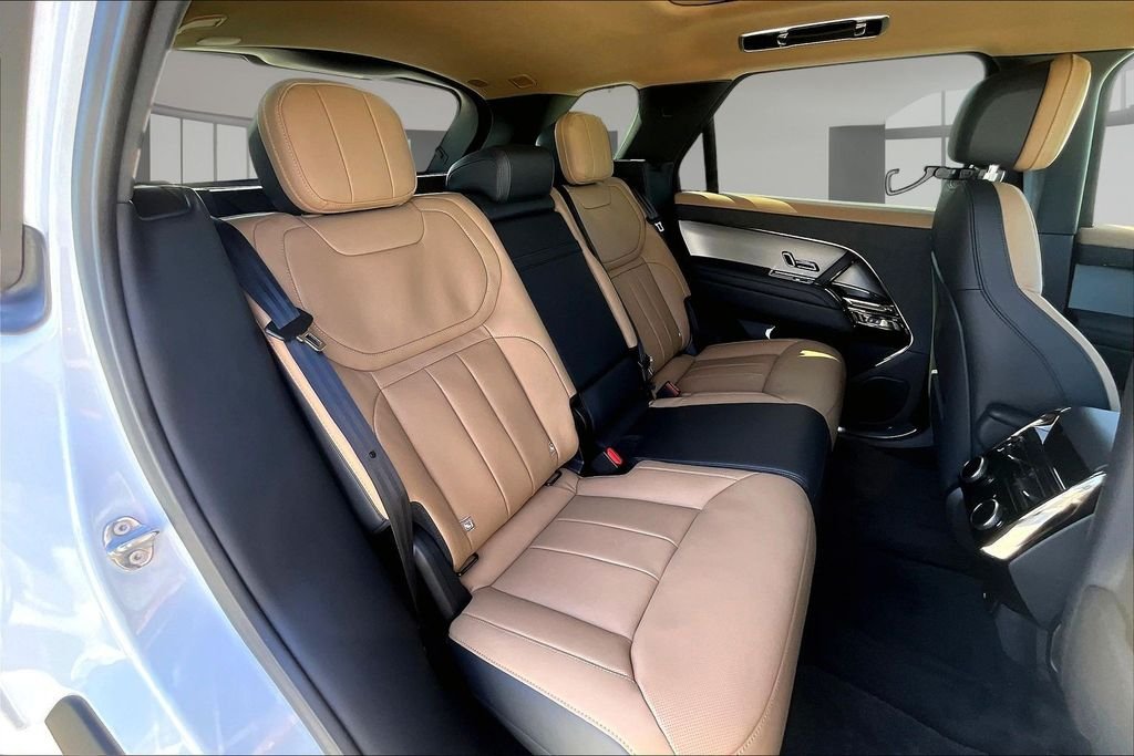 New 2026 OSTUNI PEARL WH Land Rover Dynamic SE image 10