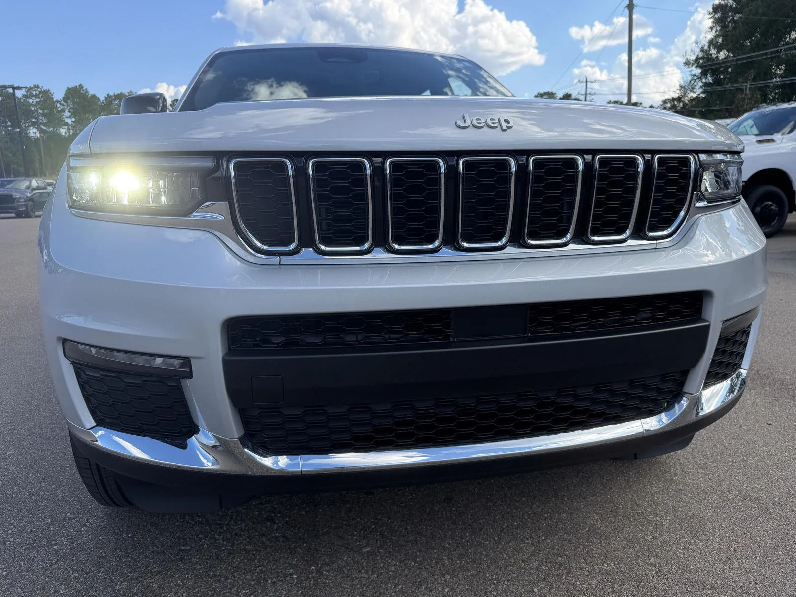 Used 2025 Silver Zynith Jeep Limited image 25