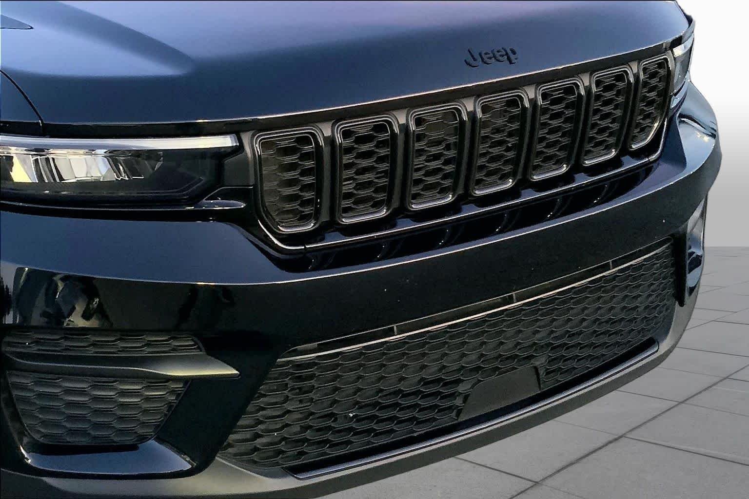 Used 2023 Diamond Black Crystal Pearlcoat Jeep Altitude image 26