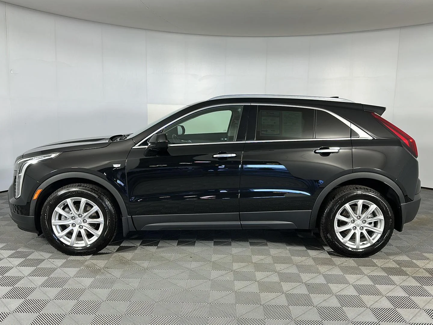 Used 2022 Stellar Black Metallic Cadillac AWD Luxury image 5