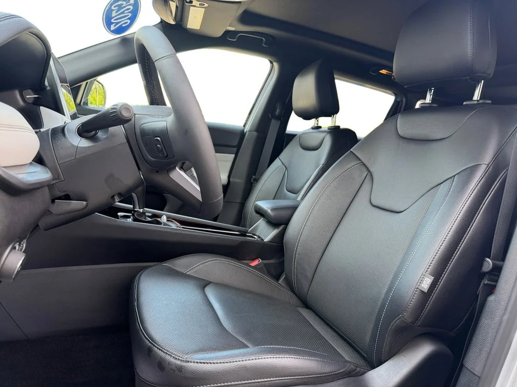 Used 2025 Silver Jeep Limited image 25