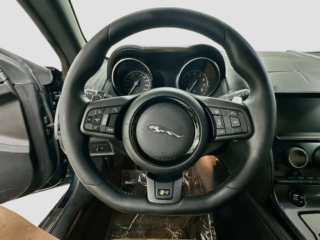 Used 2016  Jaguar R image 12