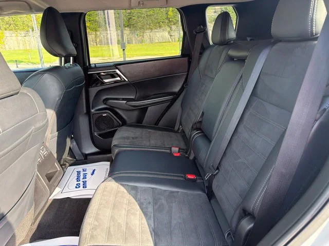 Used 2025 Silver Mitsubishi SE image 26