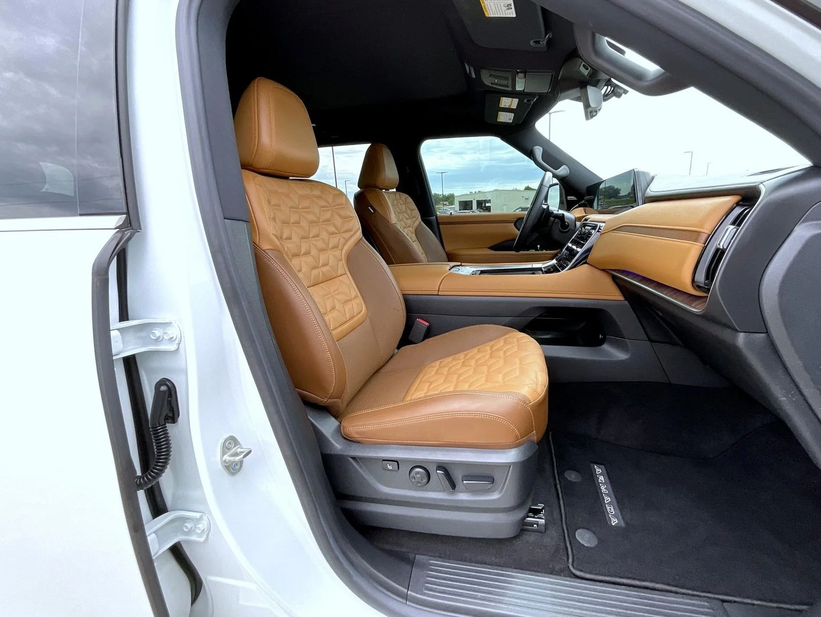 Used 2025 White Nissan Platinum Reserve image 16